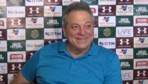 Morcego invade a coletiva de Abel e técnico descontrai