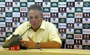 Técnico admite contratação de aposta para o meio-campo: “Jogador diferente”
