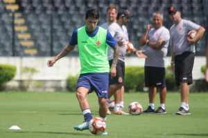 Vasco pode ter retorno de meia contra o Fluminense