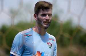 Júlio César culpa gramado do Maracanã por falha contra o Nova Iguaçu: “Uma vergonha”