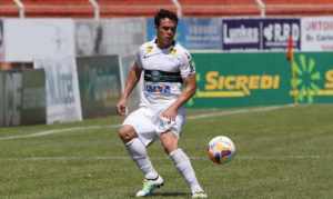 Após negociação suspensa com o Fluminense, Kleber volta a treinar no Coritiba