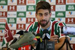 Luan Peres fala do orgulho de vestir camisa pesada e revela discussão com Mano