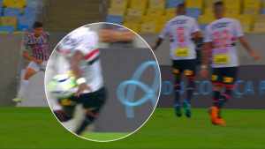 Arboleda, que colocou a mão na bola dentro da área, reclama da arbitragem