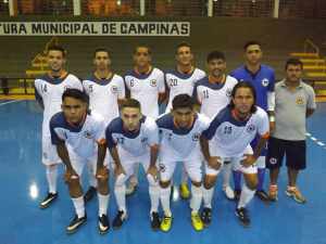 Longe dos campos, Gustavo Scarpa mantém a forma jogando futsal