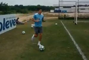 Vídeo – Em recuperação de lesão, Ibañez treina no CT Pedro Antonio