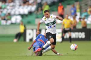 Ex-lateral do Fluminense acerta com o CSA-AL