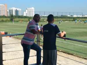 Ex-jogador do Botafogo faz estágios para a carreira de técnico e visita o CT do Flu