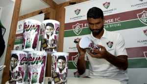 Vídeo – Gum recebe torcedores em tarde de autógrafos nas Laranjeiras