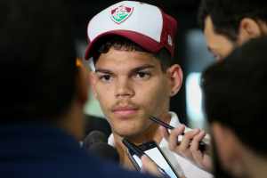 Everaldo ou Marcos Júnior? Ayrton Lucas acredita que disputa ajuda o Fluminense