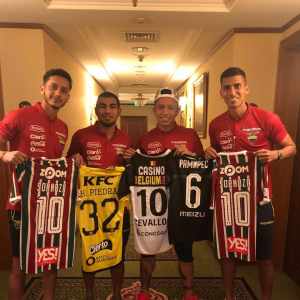 Sornoza presenteia mais uma vez companheiros do Equador com camisas do Flu