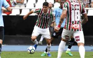Treinador vê potencial em Ayrton Lucas para se encaixar na Europa