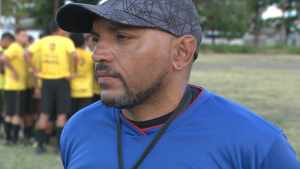 Ex-atleta do Flu se aposenta e vira técnico de time que atua em campo de barro