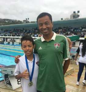 Pequeno nadador tricolor quebra record em competição no Rio de Janeiro
