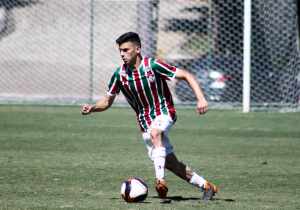 Lateral do sub-17 do Fluminense sonha com título Estadual e da Copa do Brasil