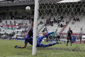 Goleiro destaque da base negocia primeiro contrato profissional com o Fluminense