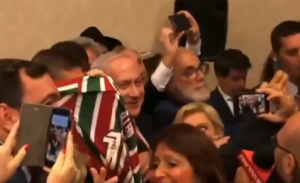 Primeiro Ministro de Israel recebe camisa do Fluminense em evento no Rio