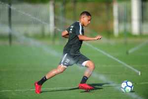 Vice de futebol do Inter demonstra otimismo por permanência de Wellington Silva