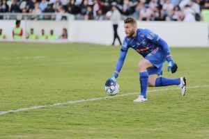 Alvo do Fluminense, goleiro renova com o Operário-PR