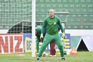 Goleiro chega ao Rio para assinar contrato com o Flu, diz jornalista