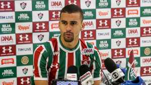 Já regularizado, Léo Santos é relacionado para duelo contra o Resende e garante estar preparado