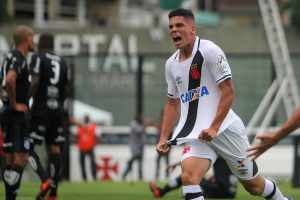 Assessor de Paulinho nega volta do atleta ao Brasil: “Segue firme e forte no Bayer”