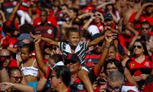 Torcedora mirim é convidada para visitar a sede e entrar em campo no Fla-Flu da semi