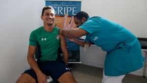 Vídeo – Jogadores do Flu participam de campanha de vacinação contra a gripe