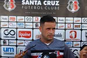 Artilheiro do Santa Cruz aposta na força da torcida dentro do Arruda