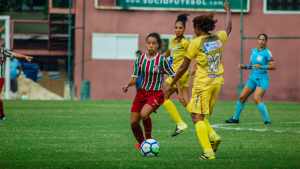 Volante do Fluminense comemora vitória em estreia no Brasileiro Feminino