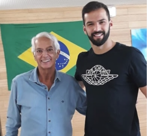 Celso Barros dá boas-vindas ao novo goleiro do Fluminense