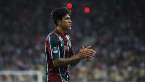 Muito marcado, Pedro comemora assistência para Yony contra o Peñarol