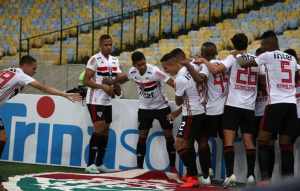 Raniel conta por que evitou comemoração de companheiros sobre escudo do Flu