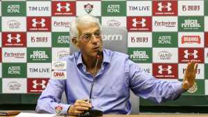 Celso Barros avisa que Fluminense ainda não desistiu de contratar zagueiro