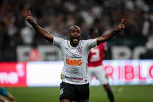 Má fase não ilude e Vagner Love prega respeito e atenção com o Fluminense