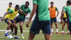 Oswaldo esquece imbróglio sobre renovação e banca Yony como titular
