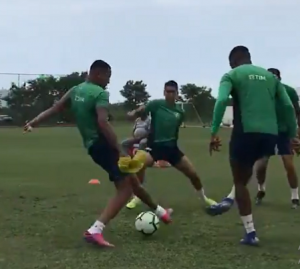 Vídeos – João Pedro e Yony protagonizam “duelo de canetas” no treino do Flu