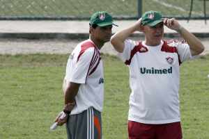 Fluminense manda coroa de flores para velório de Valdir Espinosa