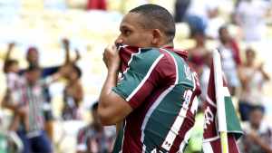 Atacante promete emoldurar 100ª camisa utilizada como profissional pelo Flu