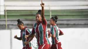 Comissão técnica conta como tem sido treinamento do time de futebol feminino