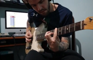 Torcedor toca versão do hino do Fluminense em guitarra; confira