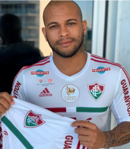 Ex-lateral campeão pelo Flu é mais um a doar camisa autografada para Desafio Corona