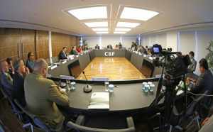 Clubes querem linha de crédito do BNDES para o futebol e citam o PIB