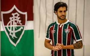 Hudson explica o funcionamento do meio de campo com Odair Hellmann
