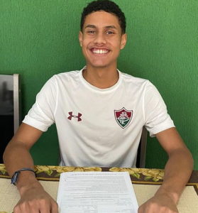 Atacante assina primeiro contrato profissional com o Fluminense