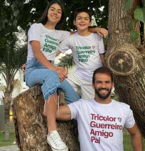 Ao lado dos filhos, Muriel divulga camisas do Flu para o Dia dos Pais