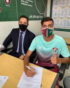 Zagueiro vibra após acerto com o Flu: “Novo clube, novas metas”
