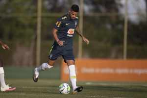Zagueiro tricolor posta fotos de seu treino com a Seleção brasileira e vibra