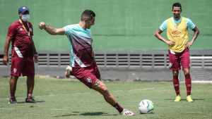 Danilo Barcelos dá boas-vindas ao velho conhecido Lucca no Flu
