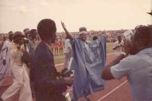 Ataque de abelhas, mala de comida… Portal recorda histórias do dia em que Pelé jogou no Flu
