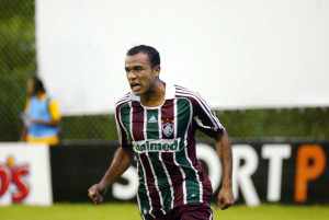 Atacante com passagem no Flu abandona clube paranaense e cogita aposentadoria